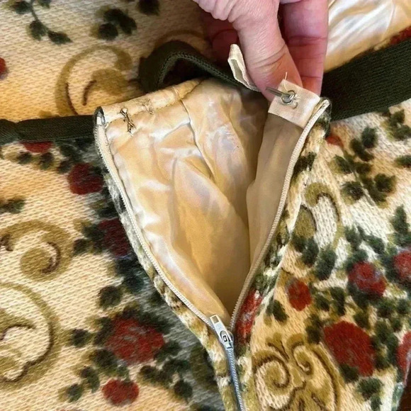 Siegel (German) | 60’s Virgin Wool Blend, 2-Piece Floral Skirt & Jacket Set - Picture 12 of 13